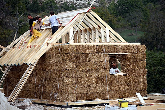 Costruire la casa di paglia e legno