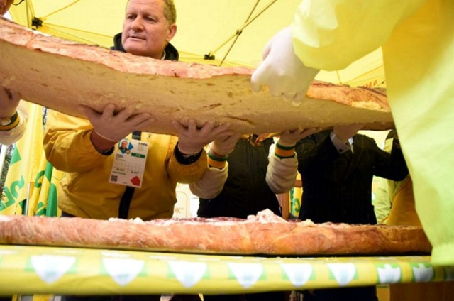 Dopo la stangata dell’OMS i carnivori rispondono con il panino più grande al mondo!
