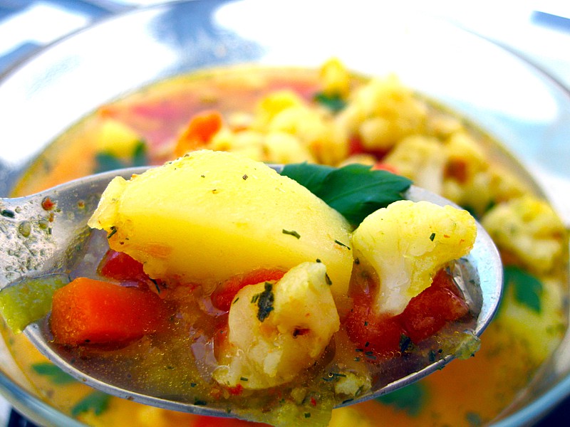 Ricette vegane: Come preparare una zuppa di patate e cavolfiore