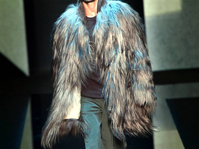 🖕🏻 La pelliccia di Giorgio Armani lo “stile” che fa sangue!